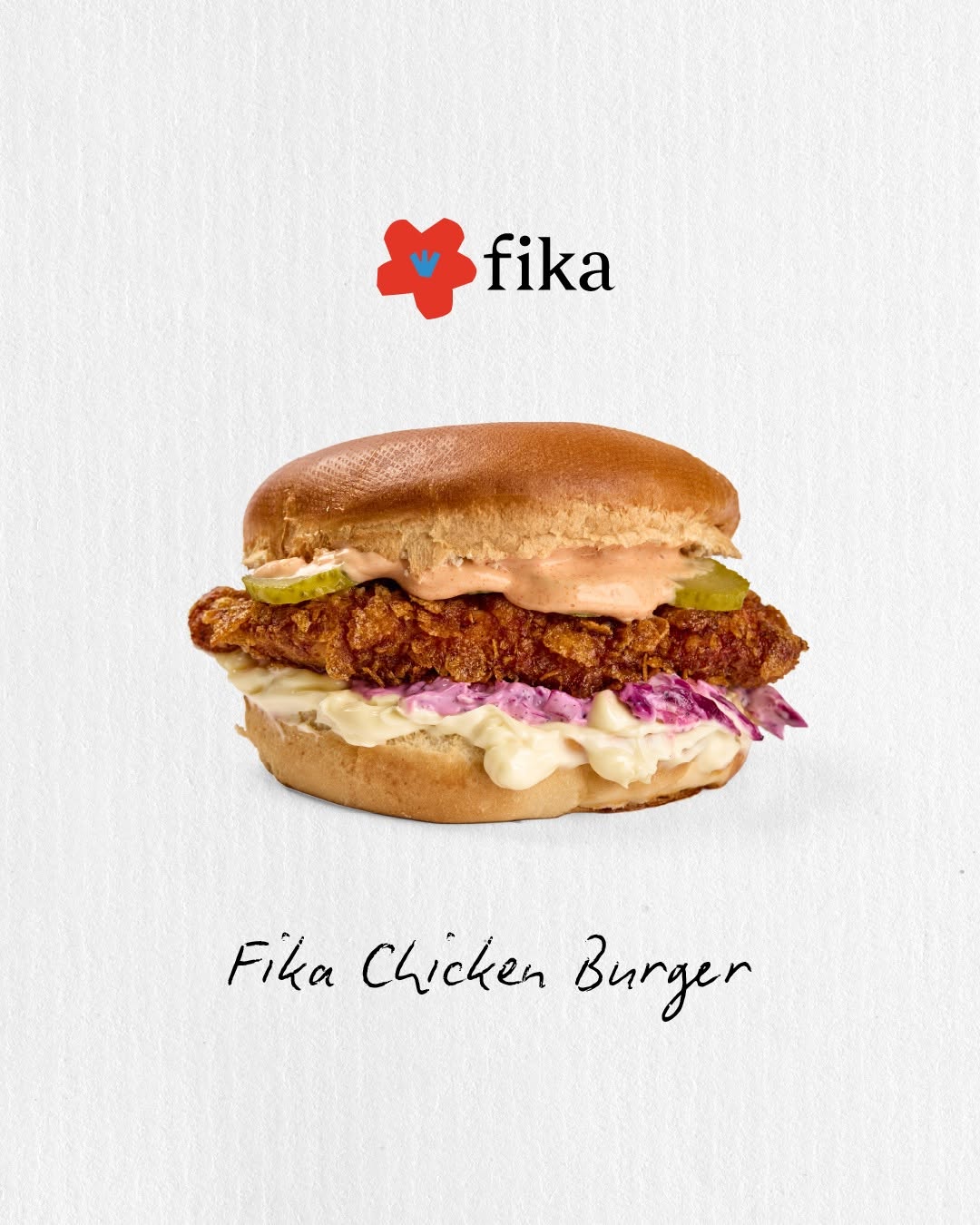 Fika Chicken Burger, fotografuar me shenjën e Fikës dhe emrin e shkruar me dorë